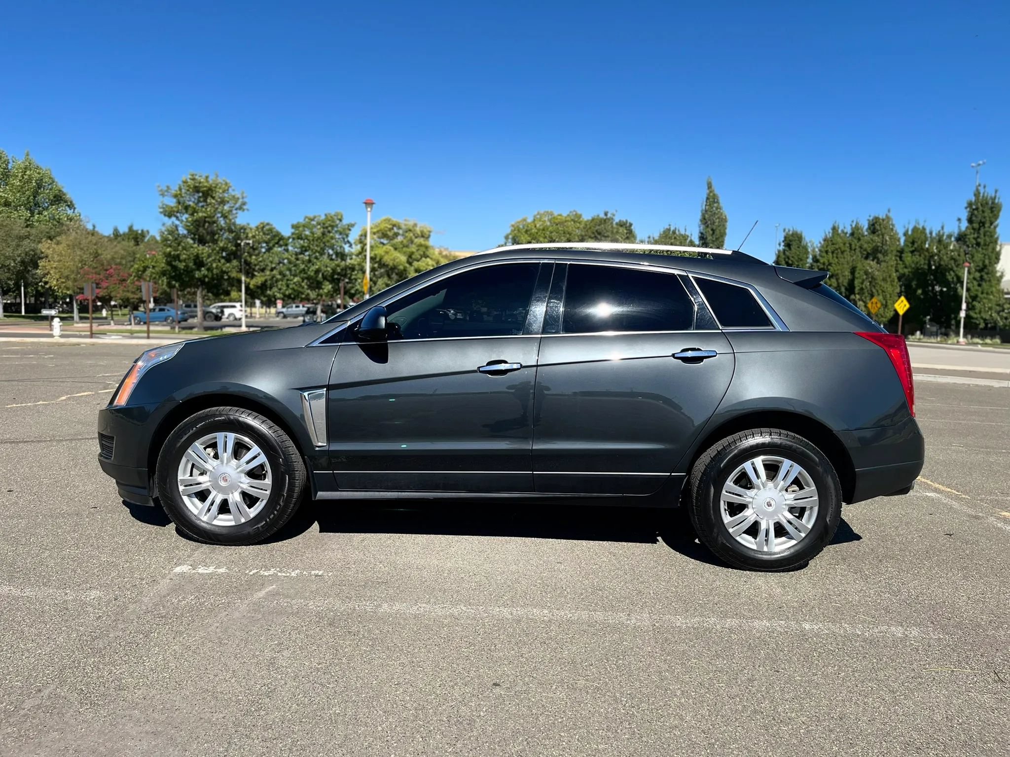 Used 2016 Cadillac SRX Luxury w/ Driver Awareness Package FWD image 8