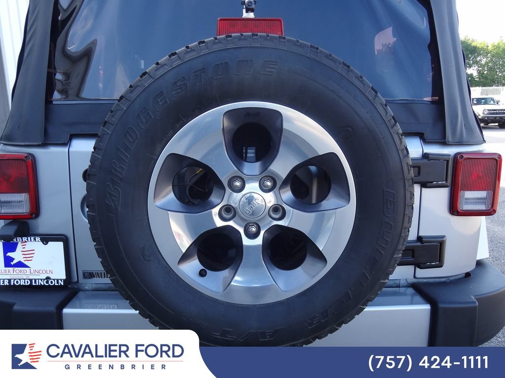 Used 2016 Jeep Wrangler Sahara w/ Connectivity Group AWD/4WD image 12