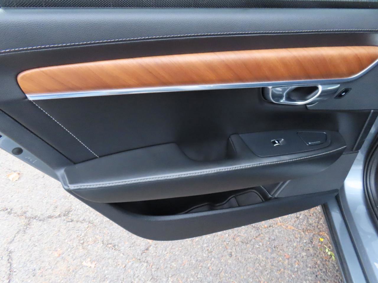 Used 2018 Volvo S90 T6 Inscription w/ Convenience Package image 24