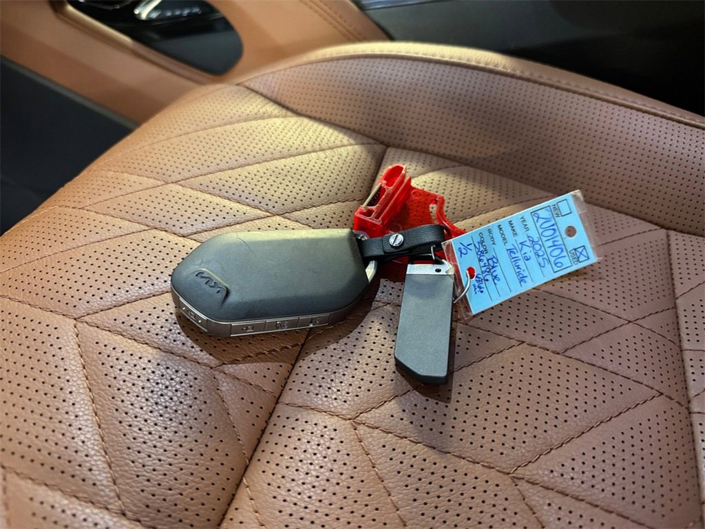 Certified 2025 Kia Telluride AWD image 32