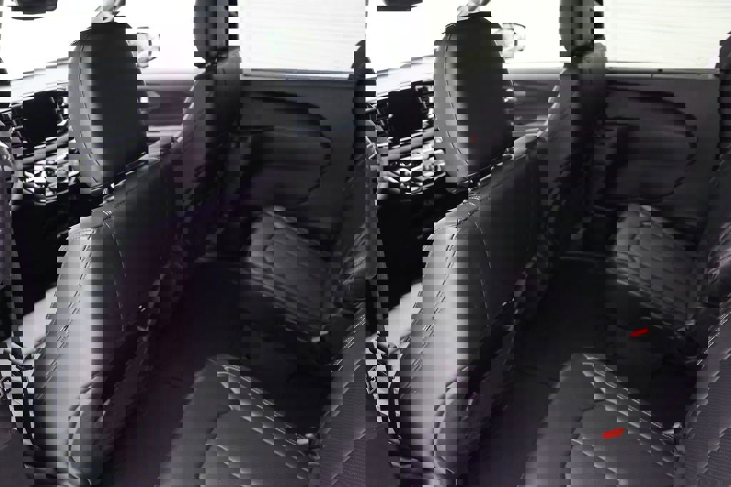 Used 2025 Chrysler Pacifica Select image 10