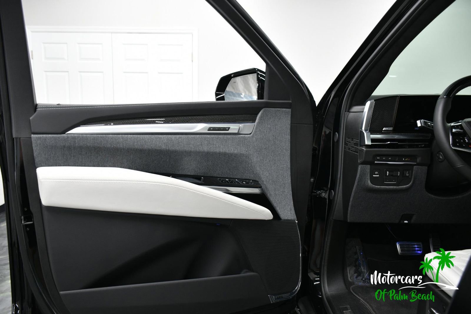 Used 2026 Cadillac Escalade V w/ LPO, ONYX Package image 14