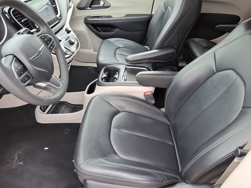 Used 2024 Chrysler Pacifica Limited FWD image 16