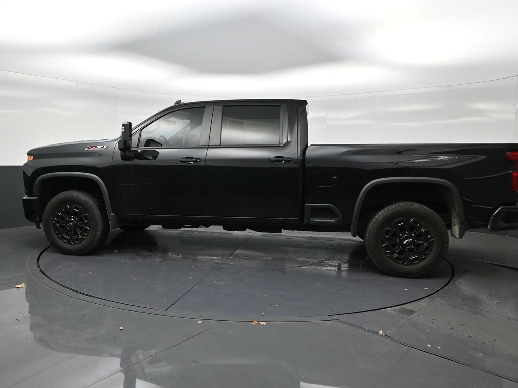 Used 2022 Chevrolet Silverado 2500 LT w/ Midnight Edition AWD/4WD image 2