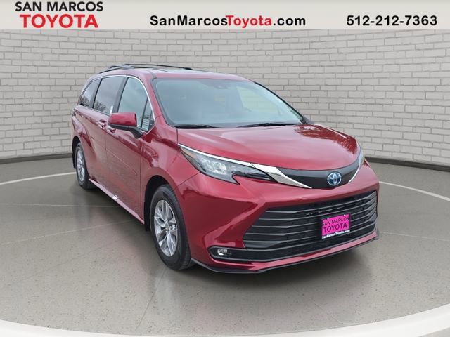 Used 2025 Toyota Sienna XLE image 3