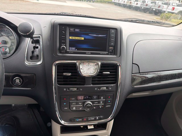 Used 2015 Chrysler Town & Country Touring-L w/ Driver Convenience Group FWD image 19