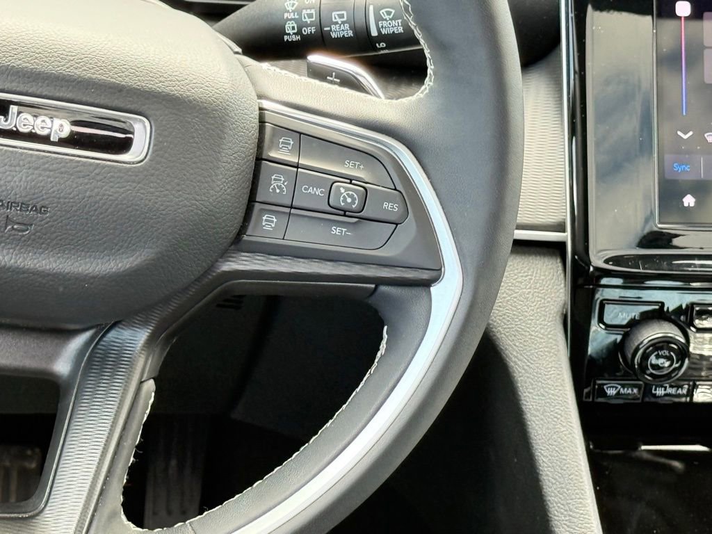 Used 2025 Jeep Grand Cherokee Altitude image 24