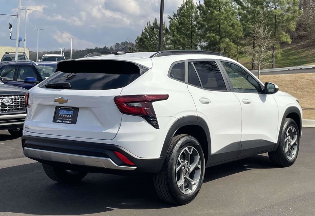 Used 2025 Chevrolet Trax LT image 3