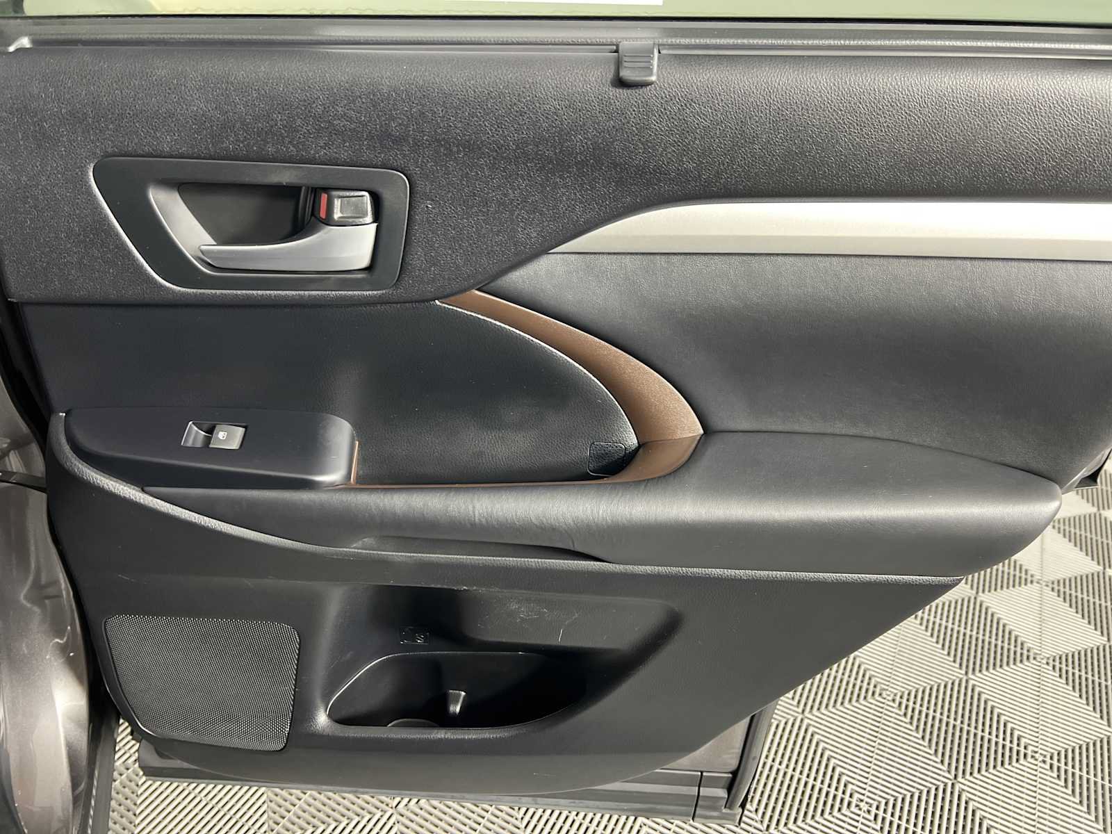 Used 2015 Toyota Highlander XLE FWD image 19
