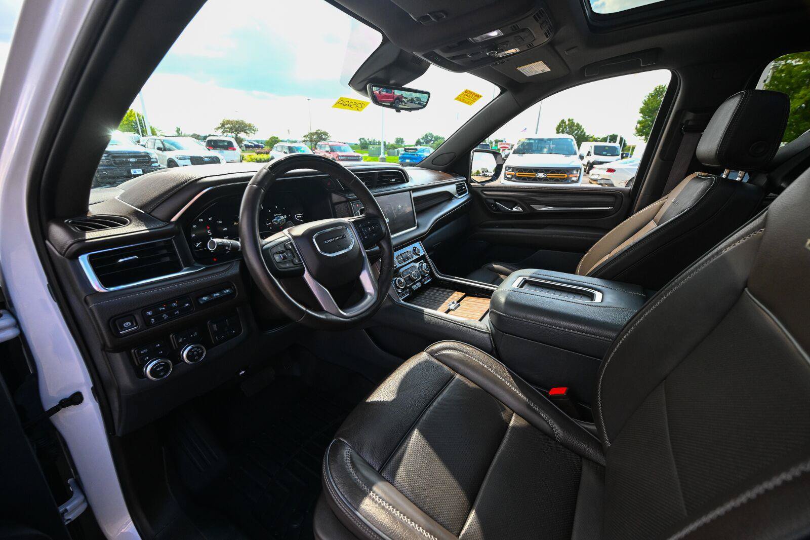 Used 2024 GMC Yukon XL Denali w/ Denali Reserve Package AWD/4WD image 19