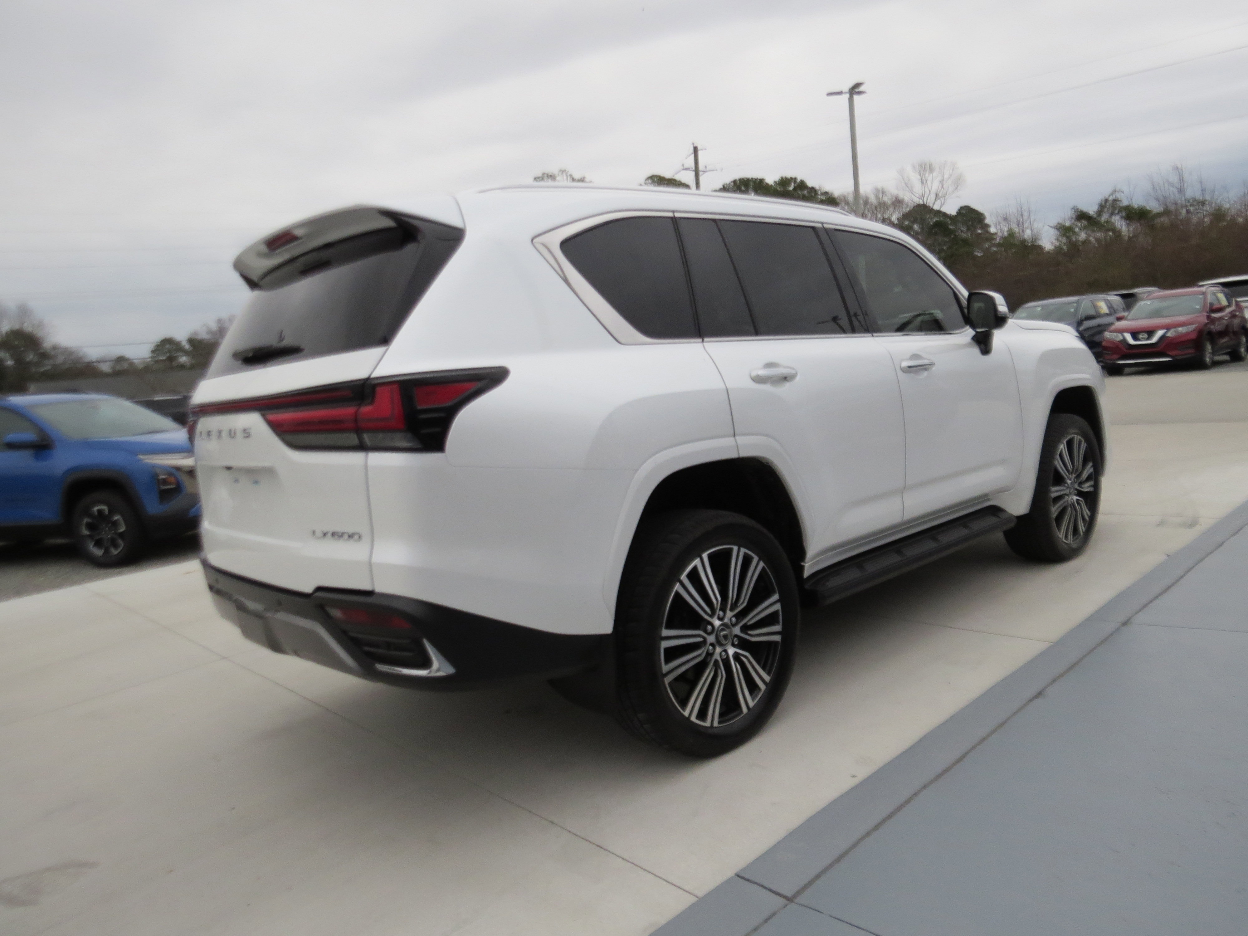 Used 2024 Lexus LX 600 4WD w/ Luxury Package image 5