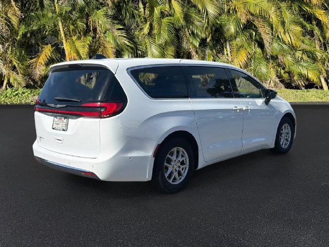 Used 2025 Chrysler Pacifica Select FWD image 5