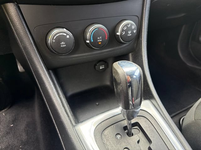 Used 2012 Dodge Avenger SE FWD image 29