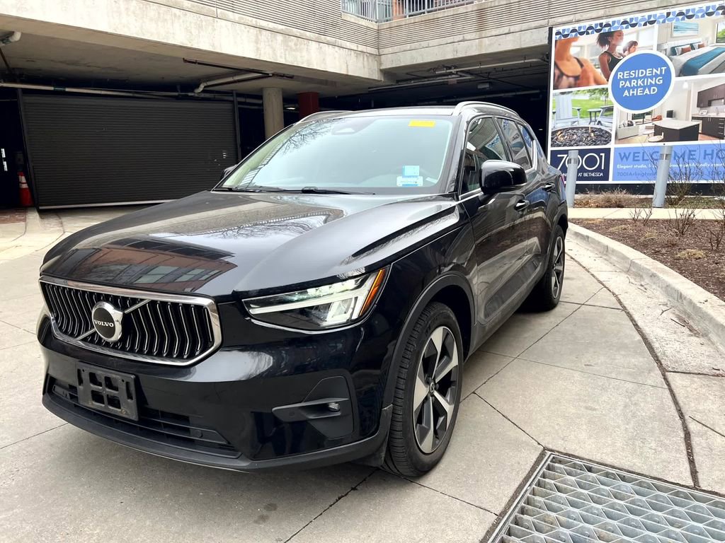 Used 2023 Volvo XC40 B5 Plus w/ Climate Package image 1