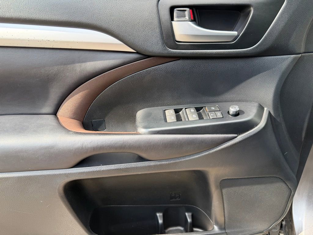 Used 2019 Toyota Highlander XLE image 19