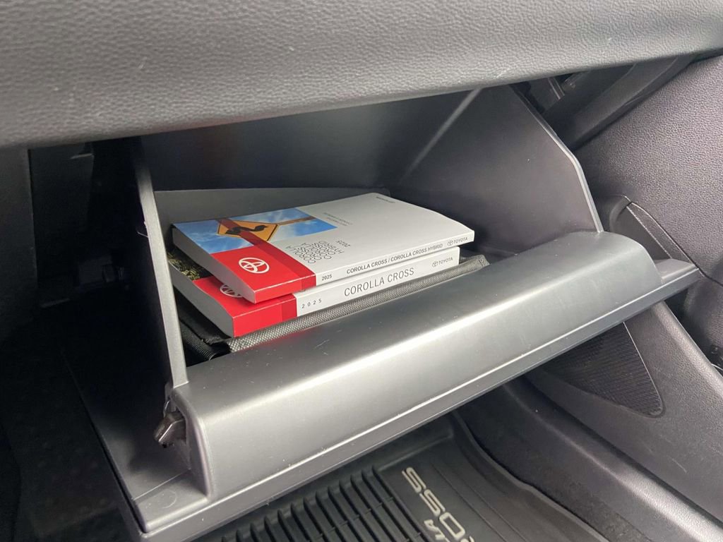 Used 2025 Toyota Corolla Cross LE image 30