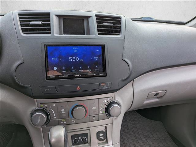 Used 2012 Toyota Highlander SE w/ Tow Pkg image 12