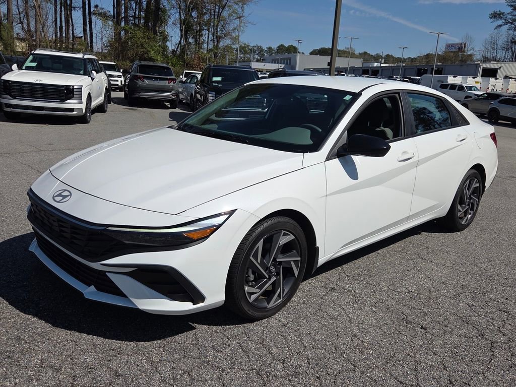 Used 2025 Hyundai Elantra Sport image 3