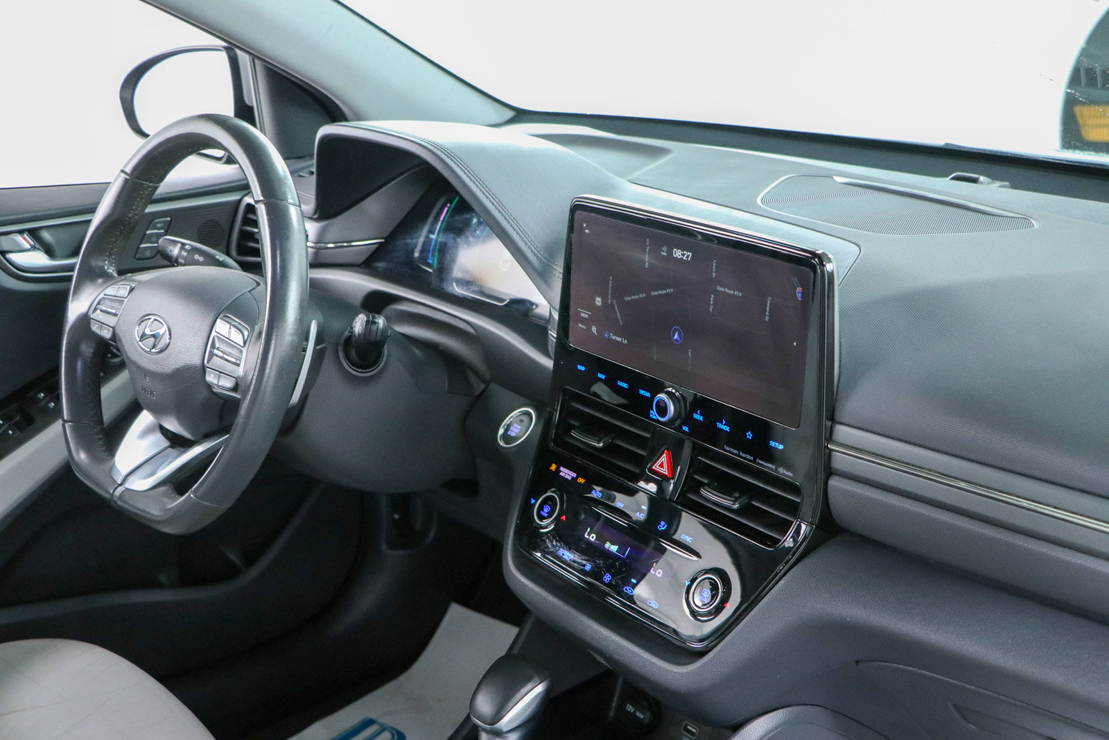 Used 2022 Hyundai Ioniq Limited FWD image 26