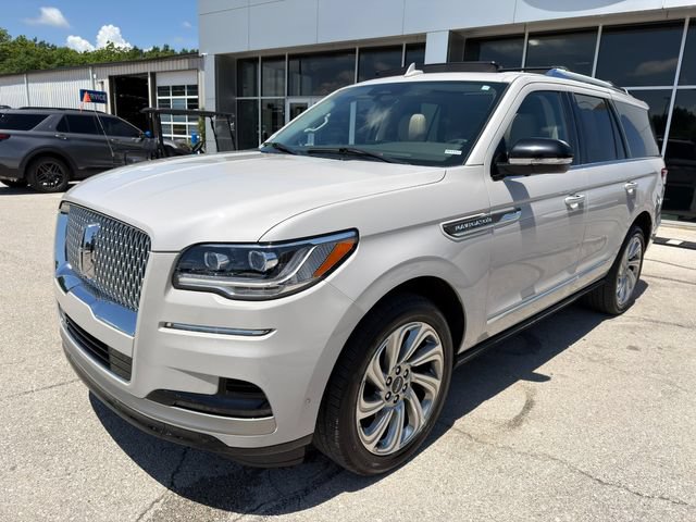Used 2024 Lincoln Navigator Premiere AWD/4WD image 3