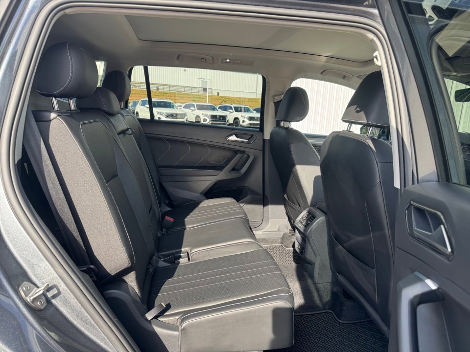 Used 2022 Volkswagen Tiguan SE w/ Panoramic Sunroof Package image 33