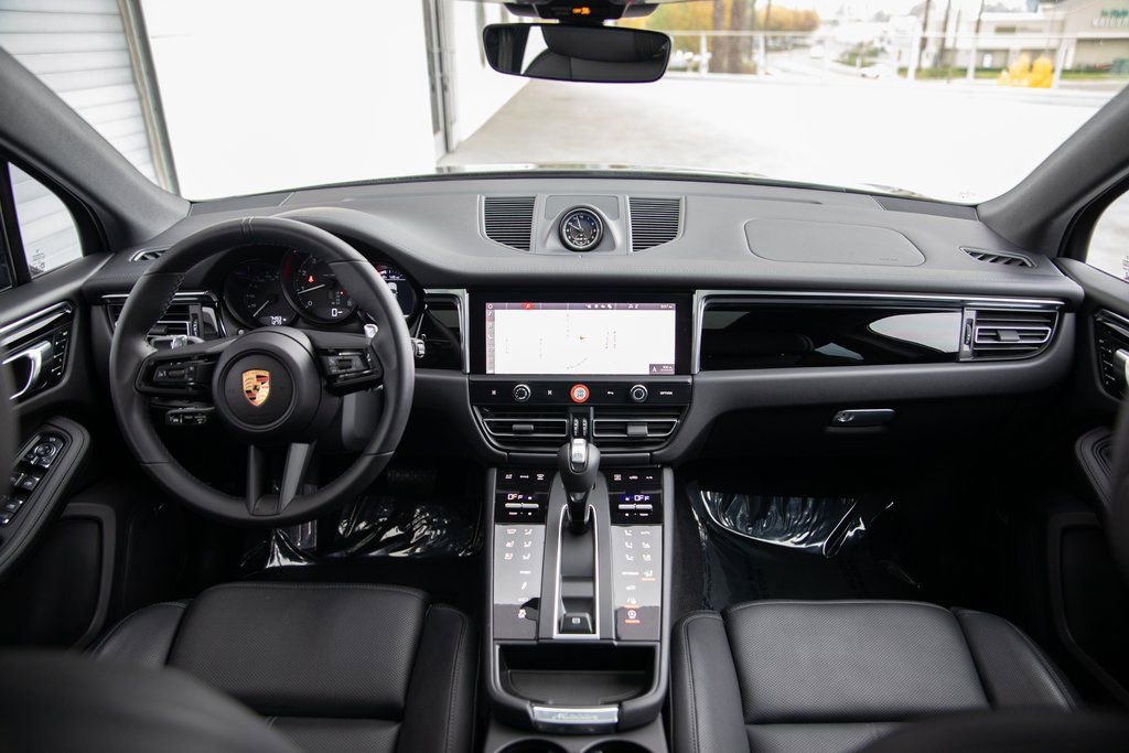 Certified 2025 Porsche Macan image 22