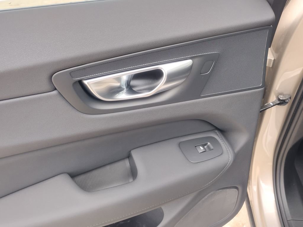 New 2026 Volvo XC60 B5 Plus w/ Climate Package image 18