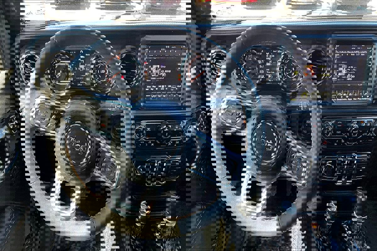 Used 2023 Jeep Gladiator Overland image 15