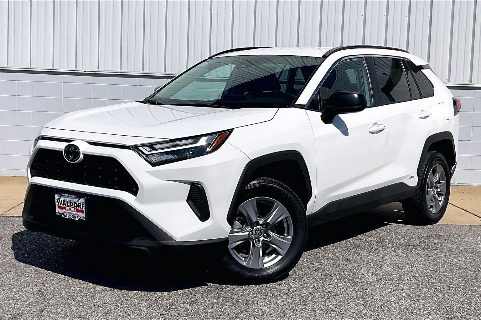 Used 2025 Toyota RAV4 LE AWD/4WD image 2