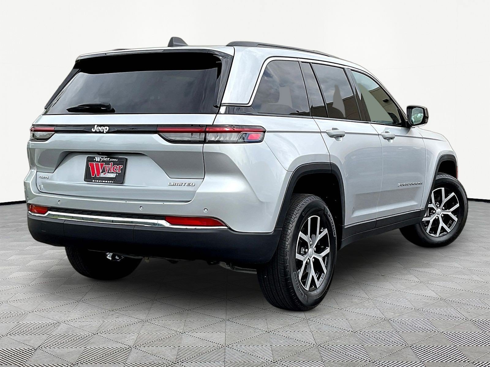 Used 2025 Jeep Grand Cherokee Limited AWD/4WD image 6