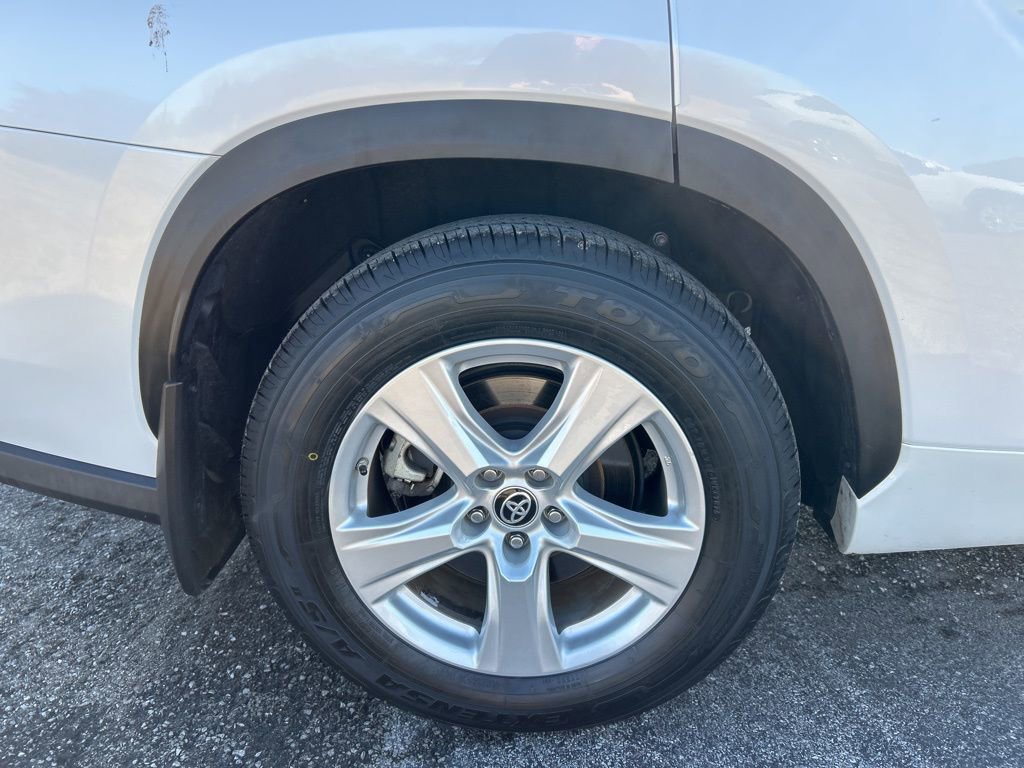 Used 2023 Toyota Highlander L image 5