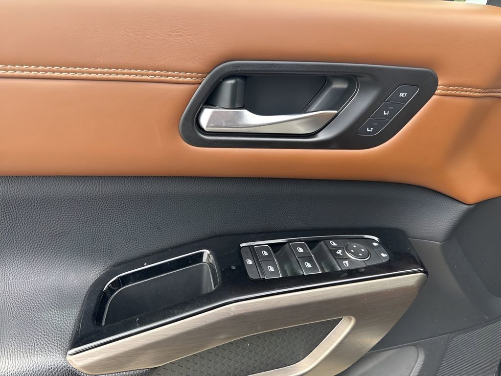 Used 2023 Nissan Pathfinder Platinum w/ Black Appearance Package AWD/4WD image 29