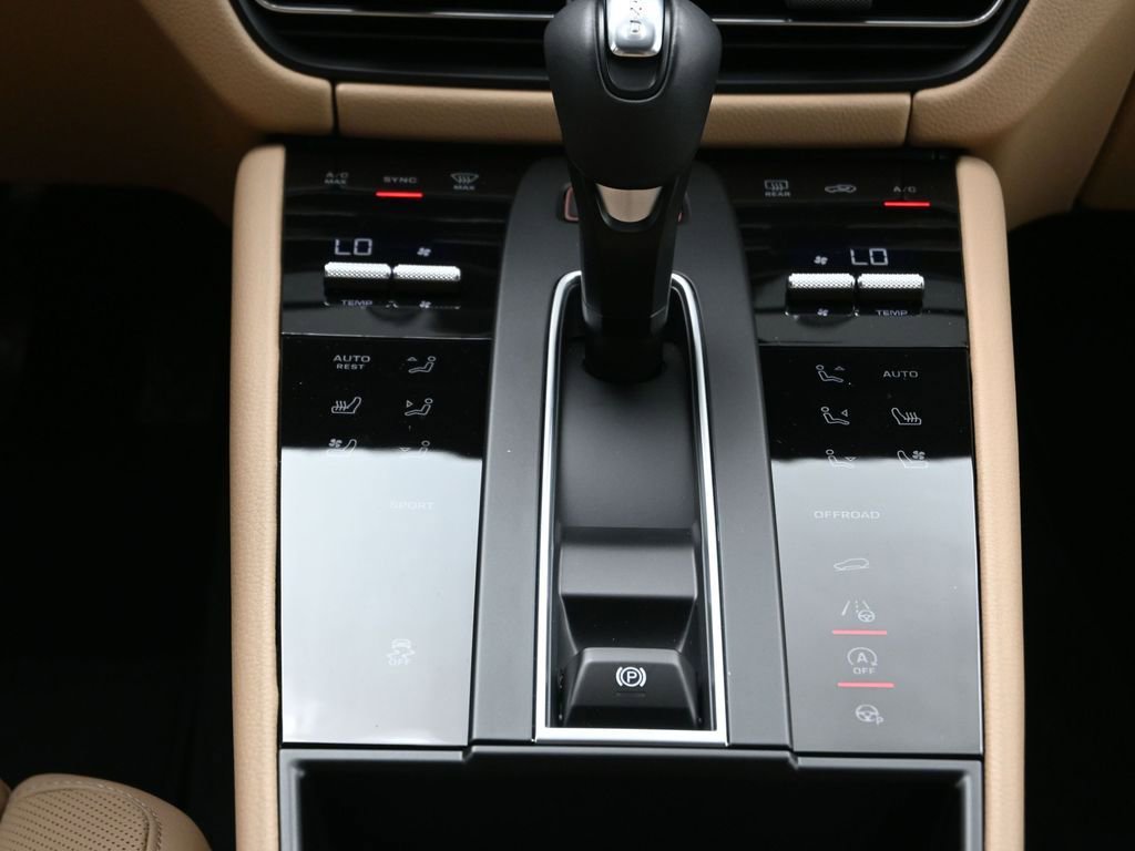 Certified 2025 Porsche Macan image 24