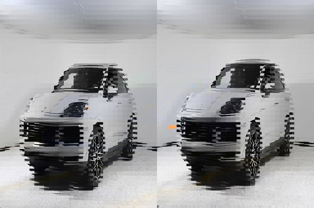 Certified 2025 Porsche Cayenne S image 1