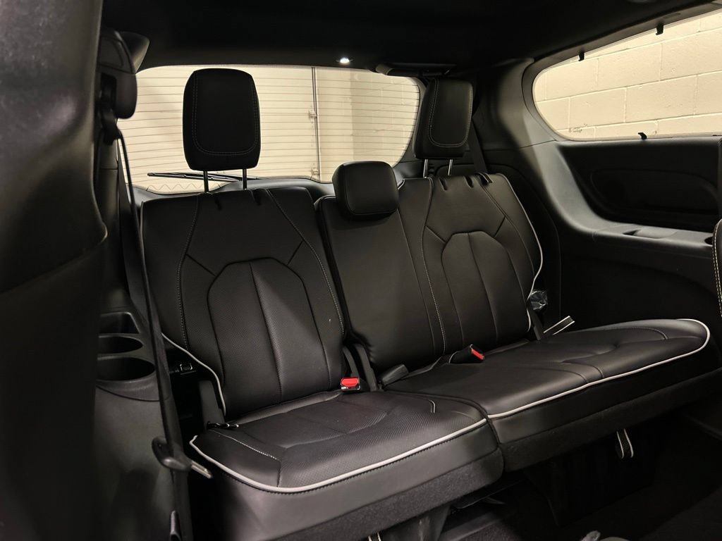 Used 2024 Chrysler Pacifica Limited w/ S Appearance Package FWD image 10