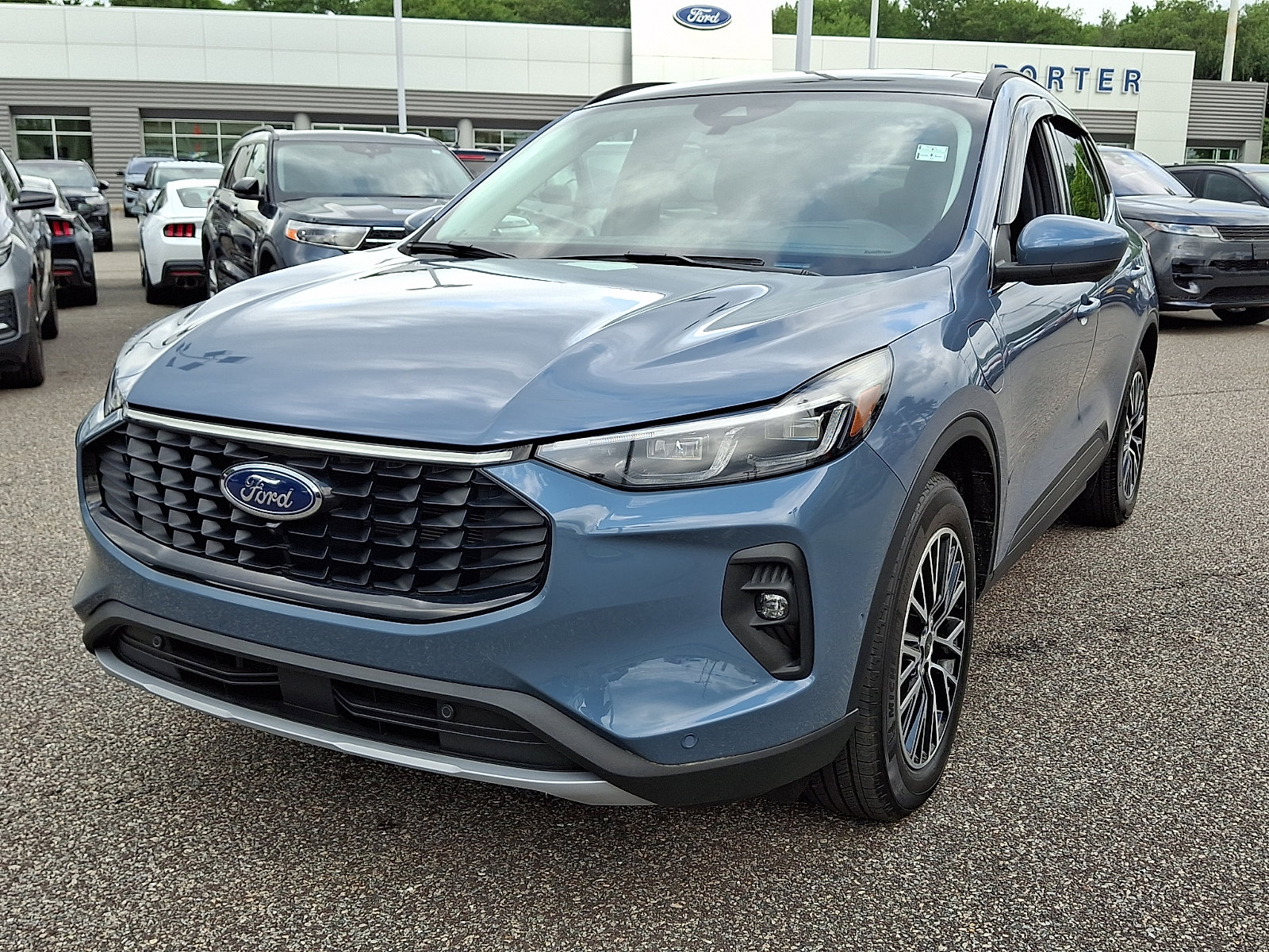 Used 2023 Ford Escape SE w/ PHEV Premium Package FWD image 4