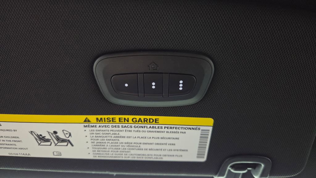 Used 2025 Chrysler Pacifica Select image 28