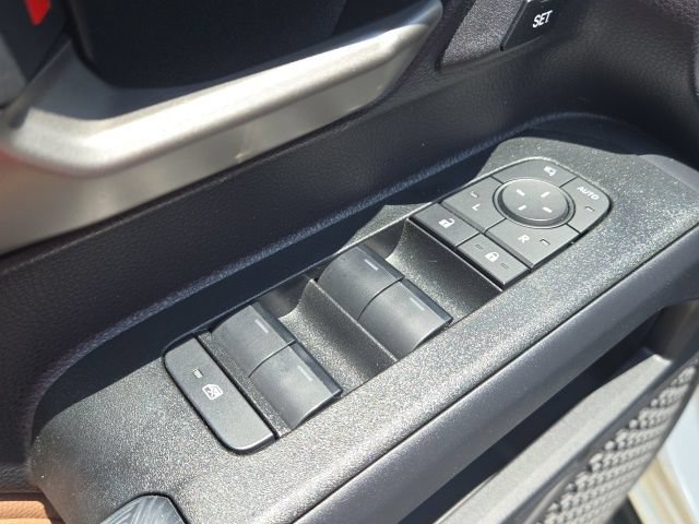 Used 2025 Toyota 4Runner Limited AWD/4WD image 12