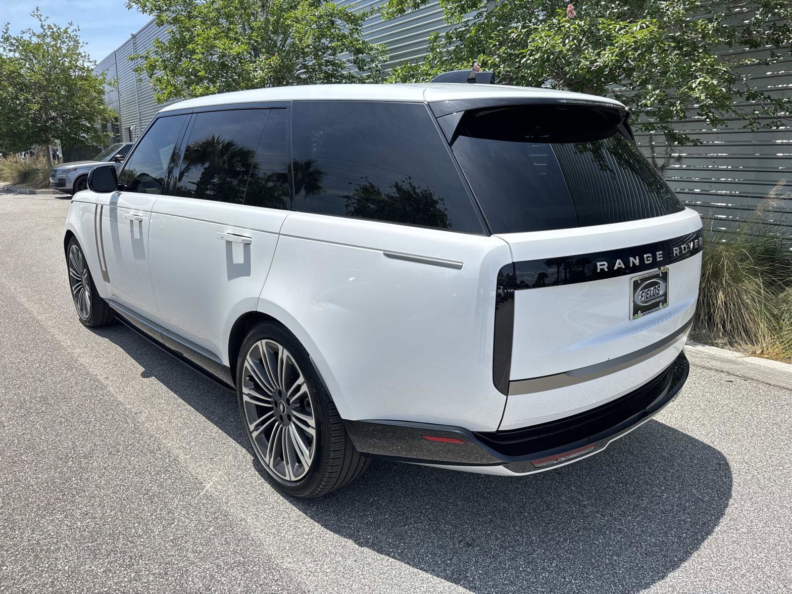 Certified 2025 Land Rover Range Rover Long Wheelbase SE AWD/4WD image 3