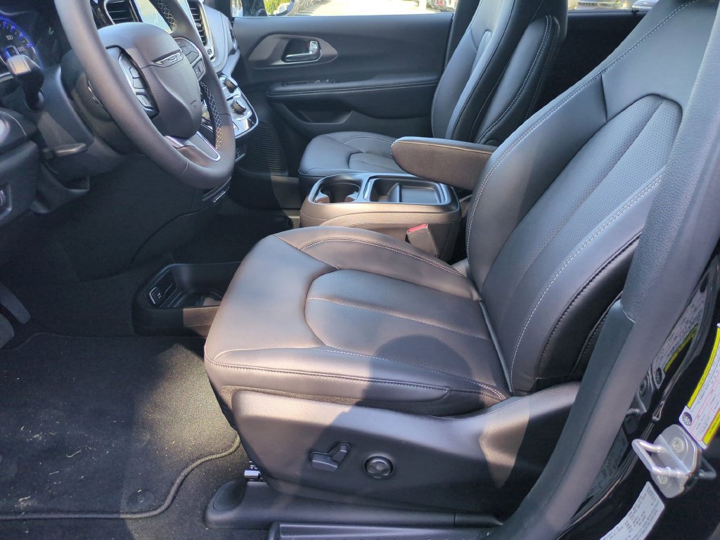 New 2027 Chrysler Pacifica Select FWD image 14