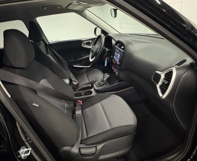 Used 2023 Kia Soul LX w/ LX Technology Package image 14