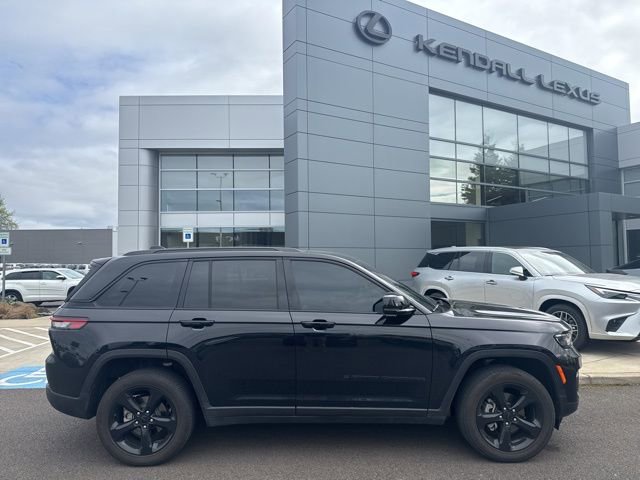 Used 2025 Jeep Grand Cherokee Altitude image 2