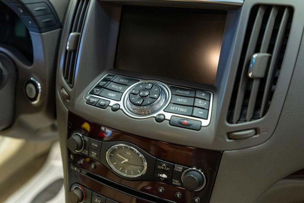 Used 2011 INFINITI G37 Journey w/ Premium Pkg image 15