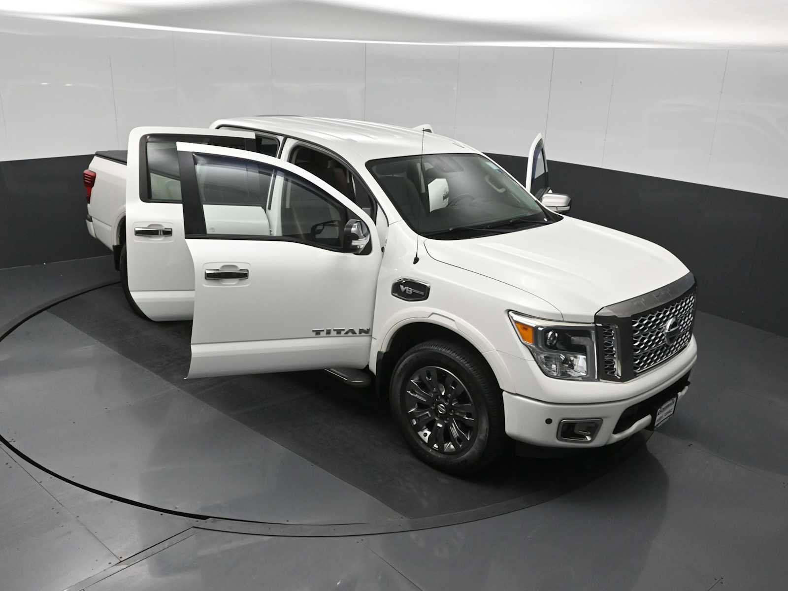 Used 2017 Nissan Titan Platinum Reserve image 30