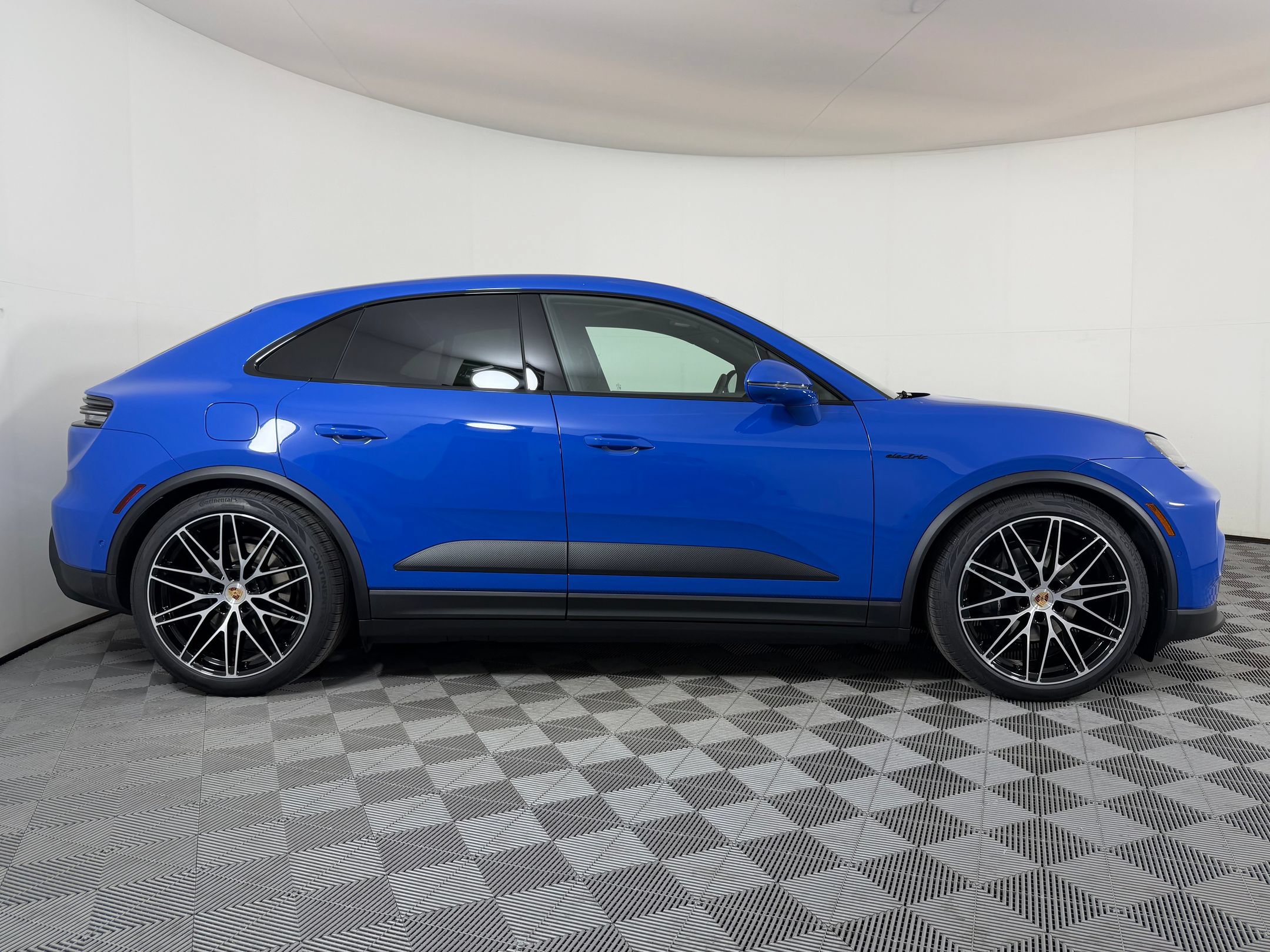 Used 2026 Porsche Macan Electric RWD image 9