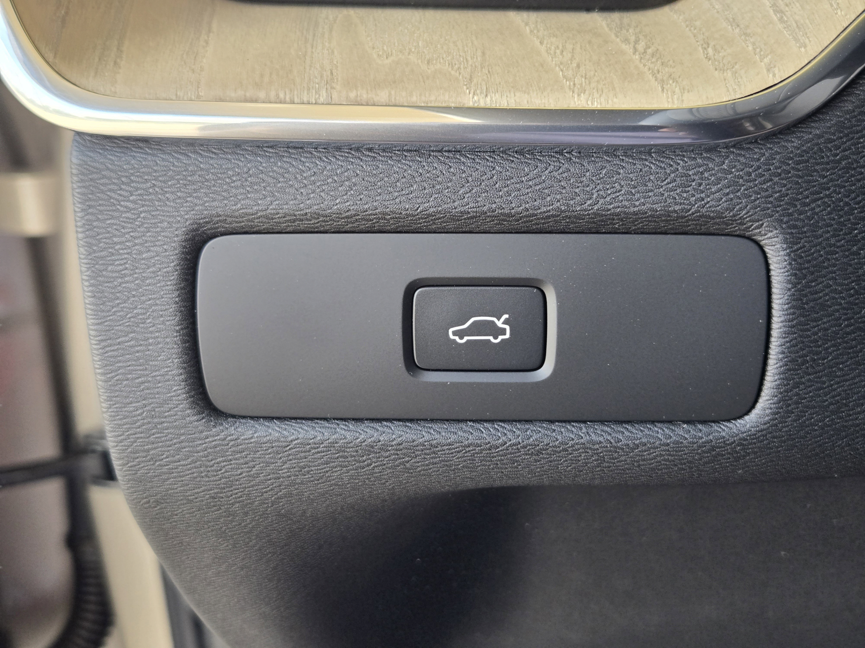 New 2026 Volvo XC60 B5 Plus w/ Protection Package Premier AWD/4WD image 16