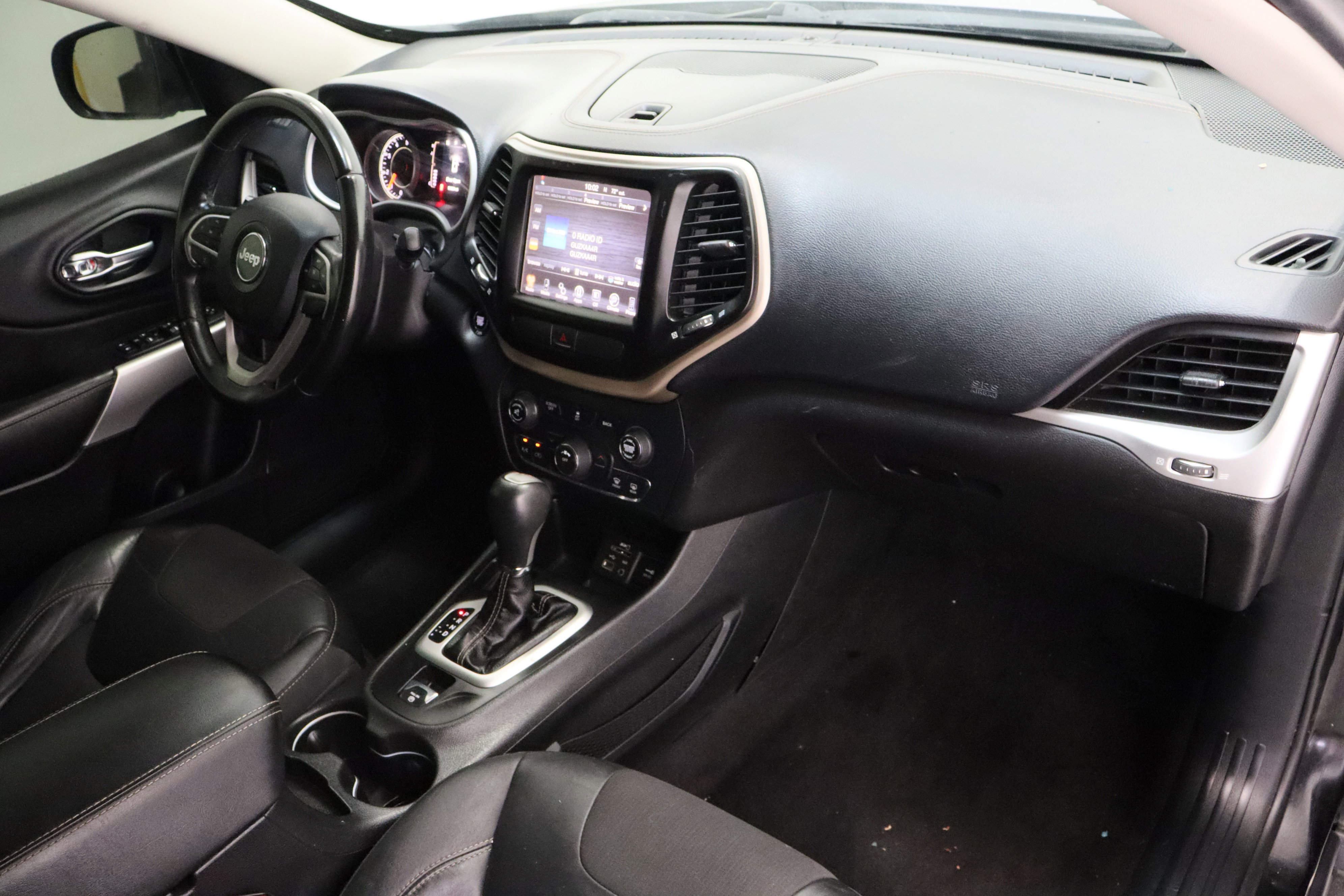 Used 2018 Jeep Cherokee Latitude Plus image 34