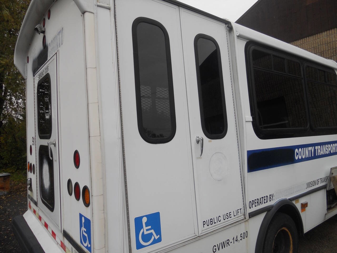 Used 2013 Ford E-450 and Econoline 450 Super Duty w/ Shuttle Bus Prep Pkg image 8