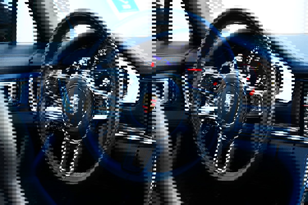 Used 2020 Porsche Panamera 4 image 23