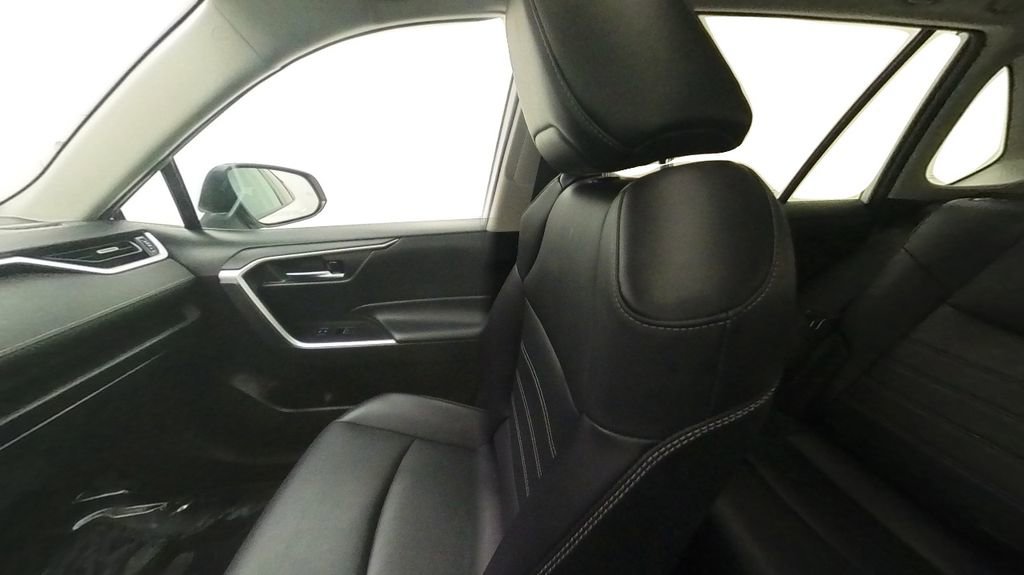 Used 2022 Toyota RAV4 XLE Premium AWD/4WD image 31